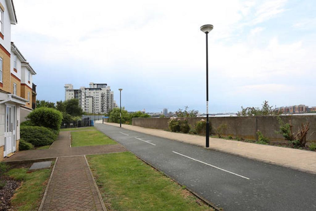 Quiet Riverside Apartment ロンドン 部屋 写真